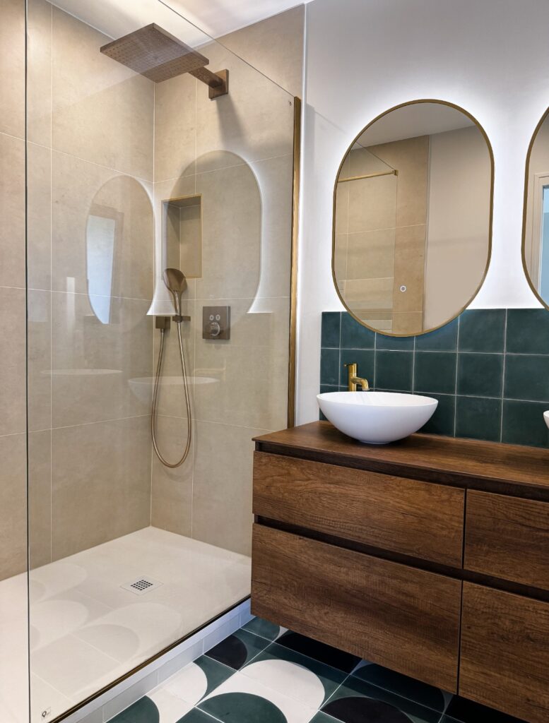 salle de bain parentale douche italienne robinetterie dorée et carreaux de ciment vert