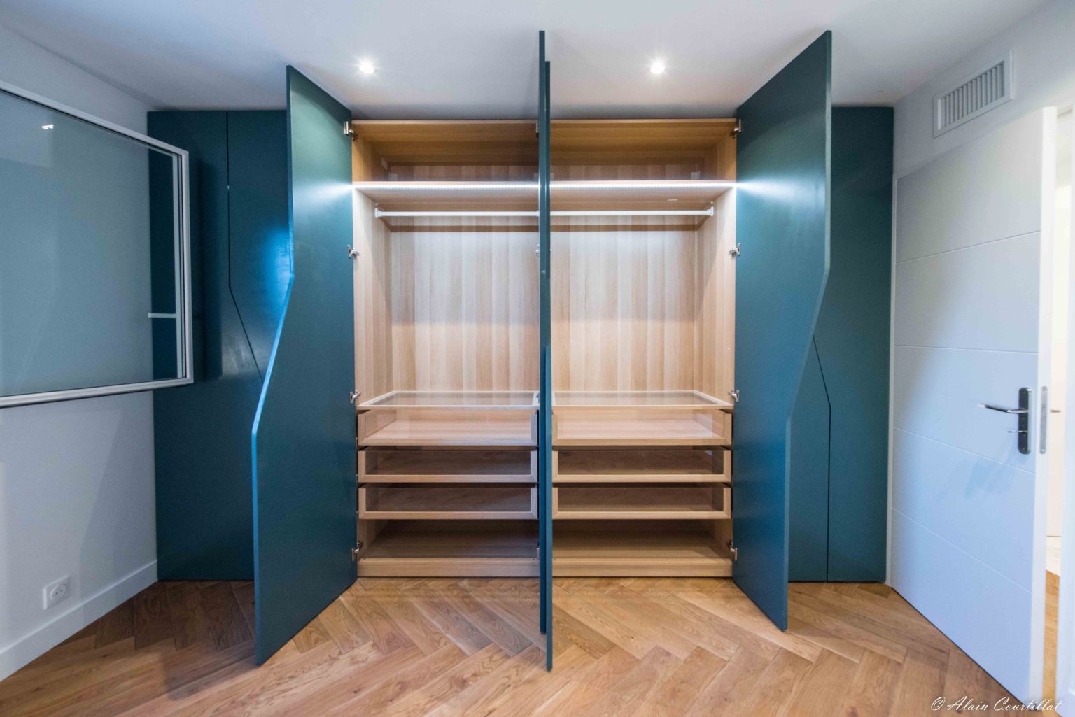 réalisation d'un dressing sur mesure, portes en médium peintes en bleu, intérieur décor bois chêne